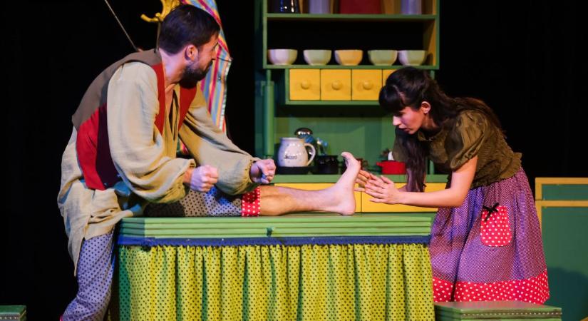 „Több Rumcájsz kellene a világba” – Exkluzív képek és videó a Vaskakas új darabjának főpróbájáról