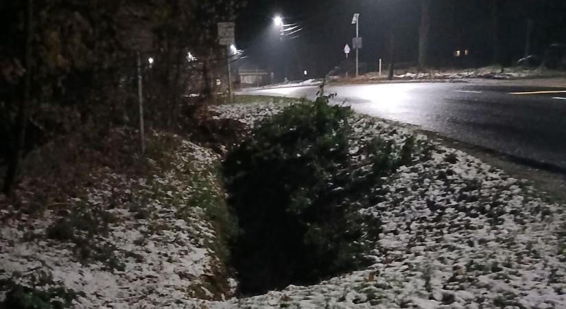 Sötétedés után újabb friss hó esett a Magas-Bakonyban, reggelre lefagyhat a 82-es (videók)