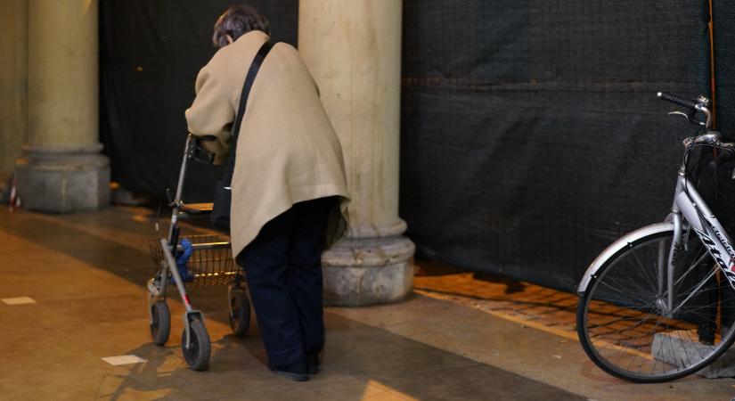 A három éve halott anyjának sminkelve ment be a városházára egy olasz férfi, hogy felvegye a nyugdíját