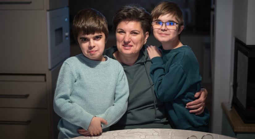 "Ágoston már az angyalok közül segít" - beteg gyerekeket támogatnak az elhunyt kisfiú szülei