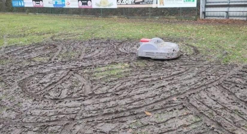 Eltévedt a robotfűnyíró és hatalmas pusztítást végzett a futballpályán