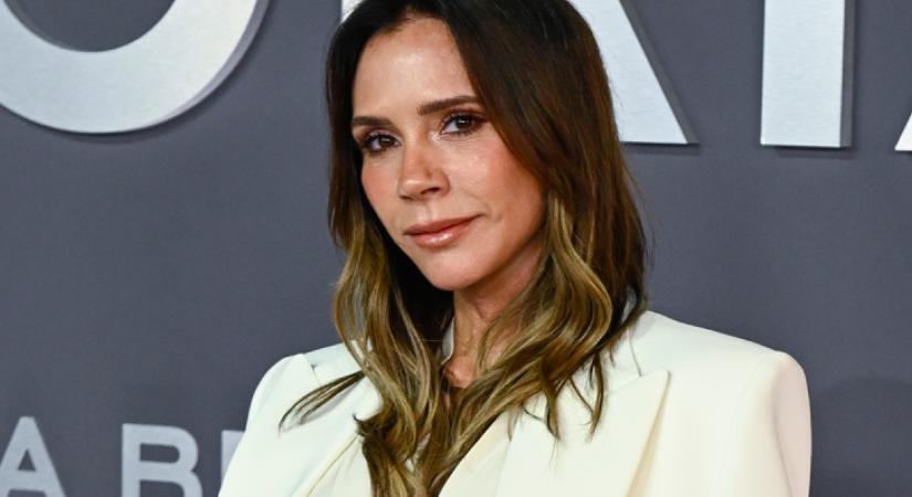 Nadrág helyett ezzel vette fel a blézert Victoria Beckham: isteni lett