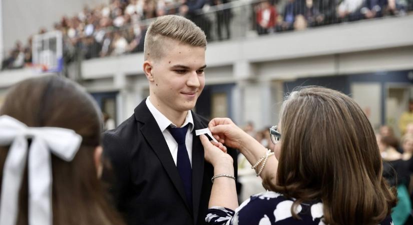 Elkezdődött! Felnőtté válnak a gyerekek, indulnak a szalagavatók. Nézzék meg fotóinkat!