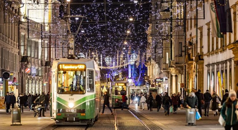 Felgyúltak az adventi fények: 760 ezer LED varázsolja meséssé a közeli osztrák várost
