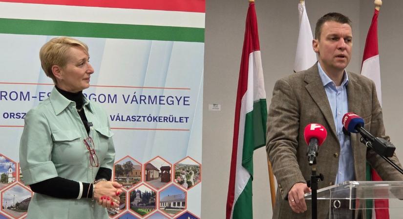 Az arany WC és az ukrajnai maffia: Menczer Tamás Kisbéren járt, ahol háborúellenes kampányát folytatta  videó, galéria