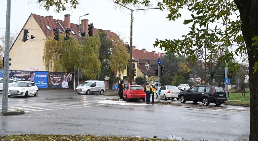 Félelmetes baleset Szolnokon: villanyoszlop állította meg az autót
