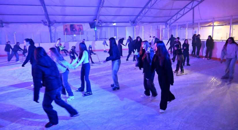 Nyitva már a jégpálya: az óvodás és elsős csoportok ingyen korizhatnak - galéria