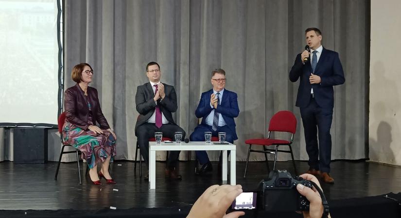 Gulyás Gergely a háborúról, a békéről és a helyi fejlesztésekről