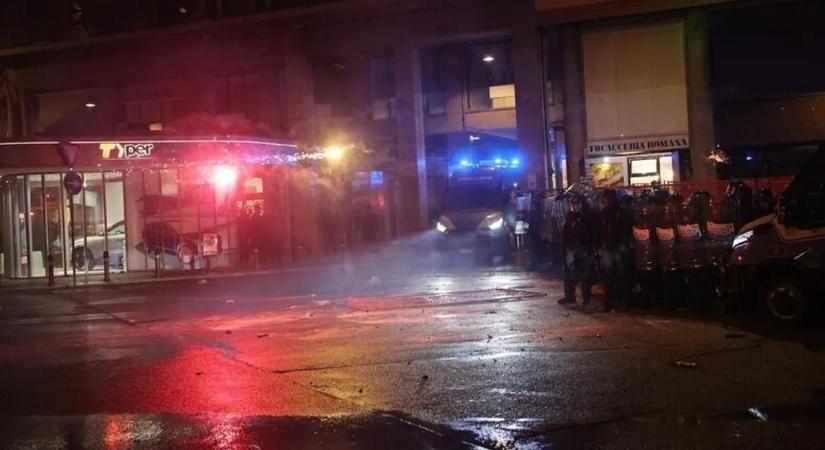 Könnygázzal és vízágyúval oszlattak az Euroliga-meccs előtt – videó