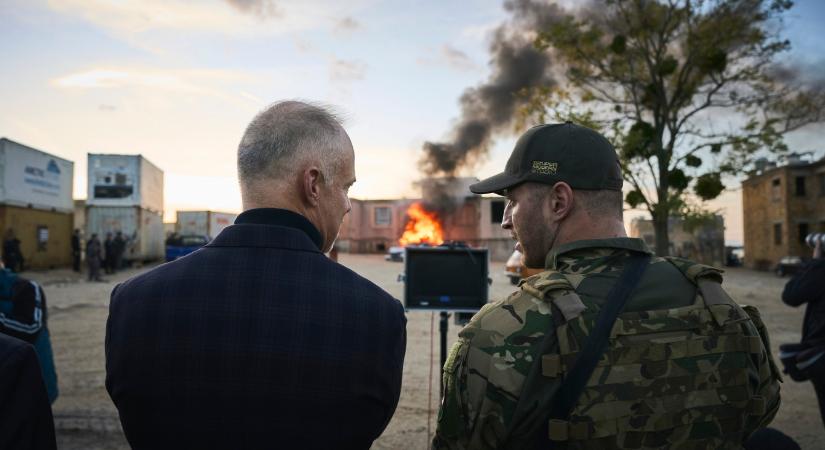 Miután bírálta a honvédelmi minisztert, háttérbe szorították a Sárkányok Kabul felett című film katonai szakértőjét