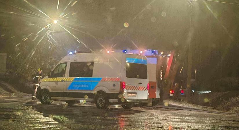 Villanyoszlopnak csapódott egy autó, teljes útzár Kaposváron