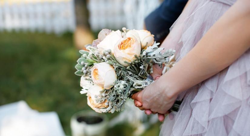 Kínos helyzet – utólag pénzt kér a szállásért a vendégektől az ifjú pár