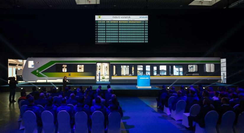 Szolnokon leleplezték a GYSEV FLIRT InterCity motorvonatának első festett kocsiszekrényét