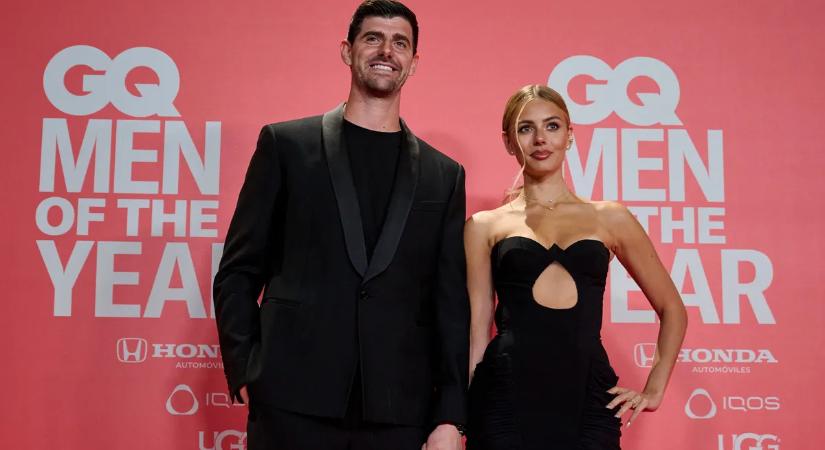 Még a fotósok is belepirultak, melltartó nélkül vonult a sztárkapus felesége