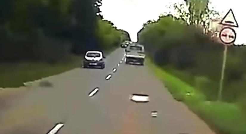 Így előz egy vezetésre teljesen alkalmatlan sofőr Magyarországon - videó