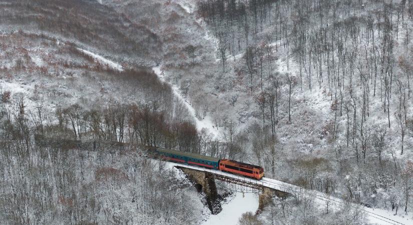 A MÁV úgy ugrott neki a hétvégi havazásnak, ahogy senki – Vajon elég lesz?