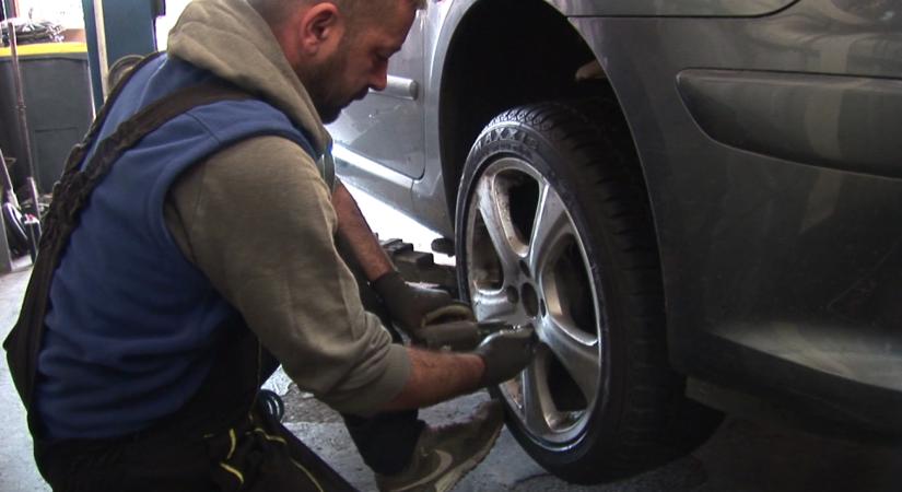 Ezekben az országokban kötelező a téli gumi, már most elkésett, aki ide utazik