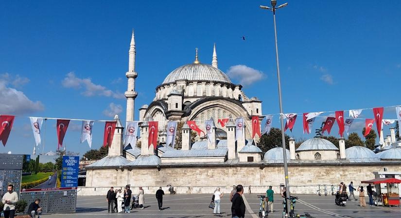 A város, ahol fürtökben lógnak a cicák, és sosem zár be a bazár