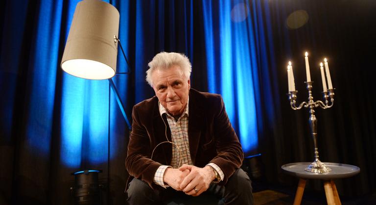 „Olvassátok el, vagy fogjátok be” – üzente kritikusainak a bestselleríró, aki Donald Trump miatt nem megy haza Amerikába