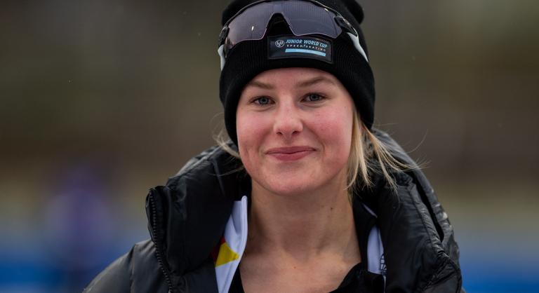 Lecsúsztak a ruhák a jégen, anyaszült meztelenül pózolnak a gyorskorcsolyázók