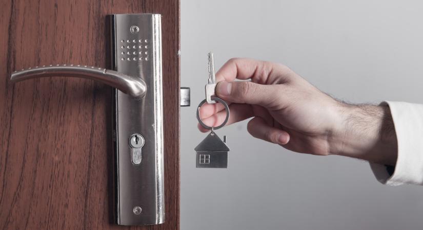 „Bejárkált a tulajdonos az albérletünkbe, a párom bugyiját is megszagolta” – Krisztián és a párja sokkolódtak