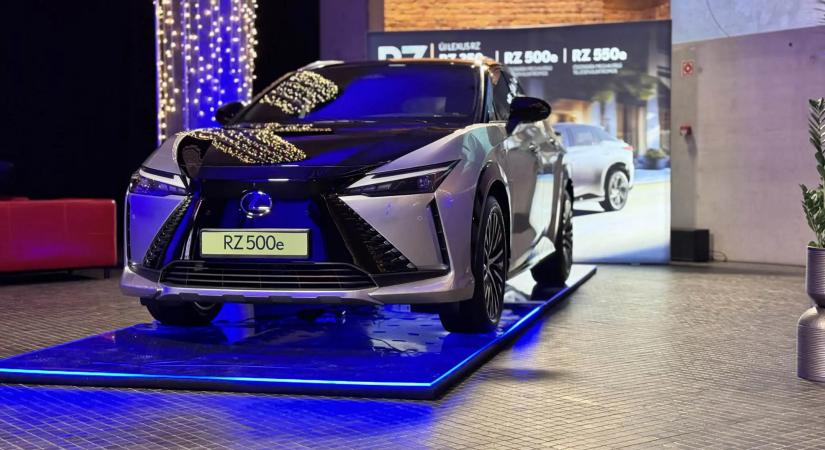 Ennyibe kerül itthon az elektromos kormányművel a Lexus RZ!