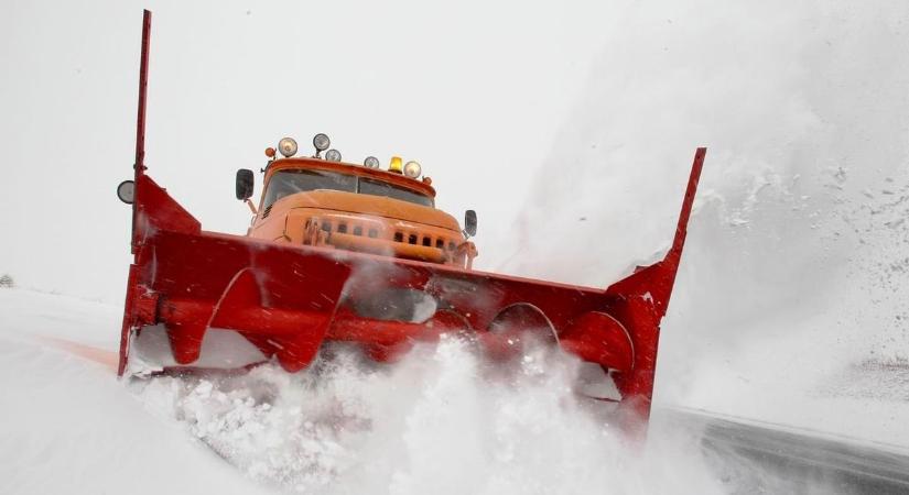 Hadrendbe állították a munkagépeket: felkészülten várják a havazást a közutasok