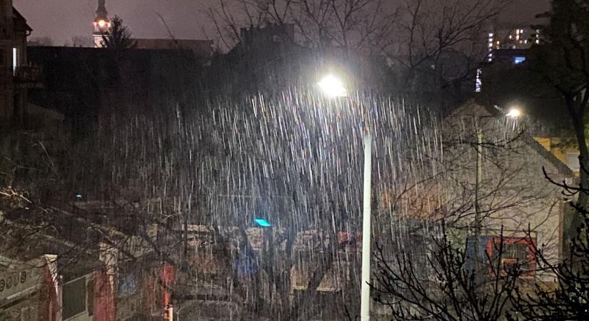 Éjféli hólepel Szolnokon – veszélyesen csúszós utakra ébredt a megye – videóval