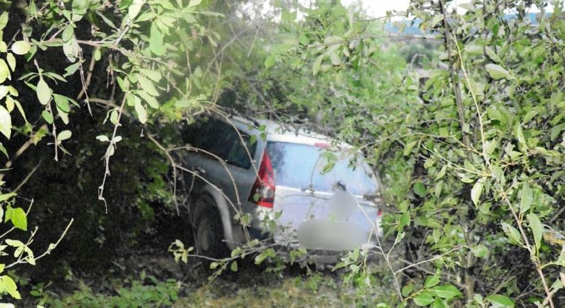 Kanyarban csapódott árokba a részeg vezető: az utasa is megsérült a felborult autóban