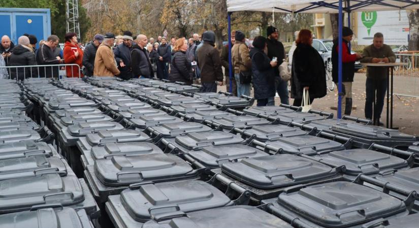 Óriási sor kígyózott, ahol ingyen adták a kukákat – galériával, videóval