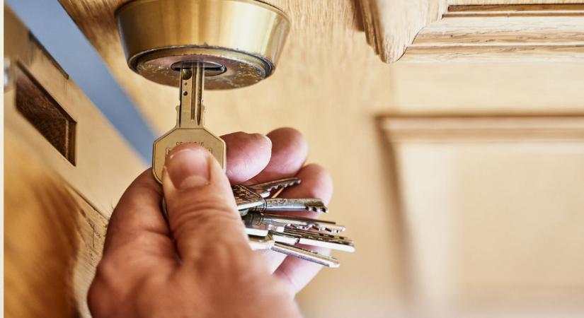 A leggyakoribb bejárati ajtós hiba, amit a betörők imádnak – egy kísérletező kedvű lakatos szerint