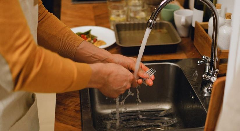 Szennyezett kéz, fertőzött étel – így jut a testedbe a halálos kórokozó