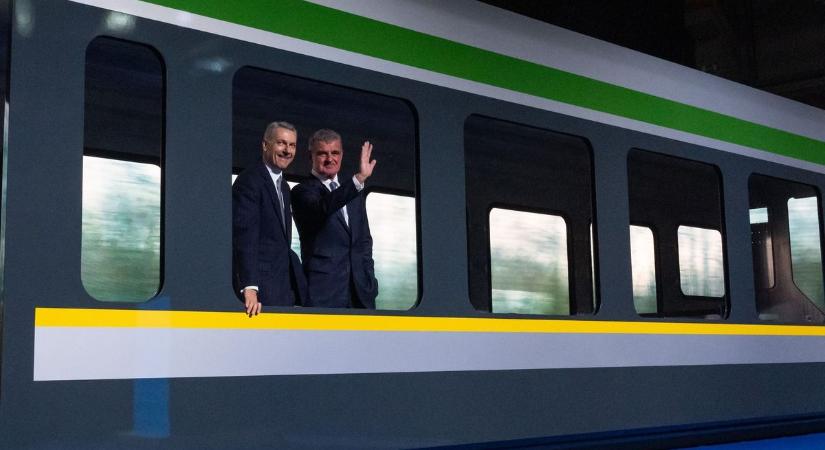 Lázár János lerántotta a leplet: így néznek ki az újonnan legyártott Stadler vonatok, amiket az állam tízmilliárdokért megvásárol