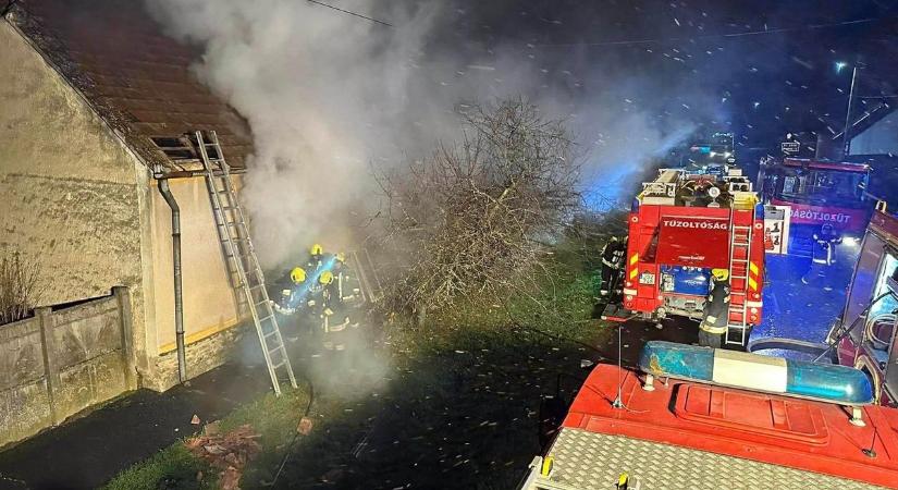 Egy ember kórházba került: fotókon a Bőben kigyulladt családi ház oltása