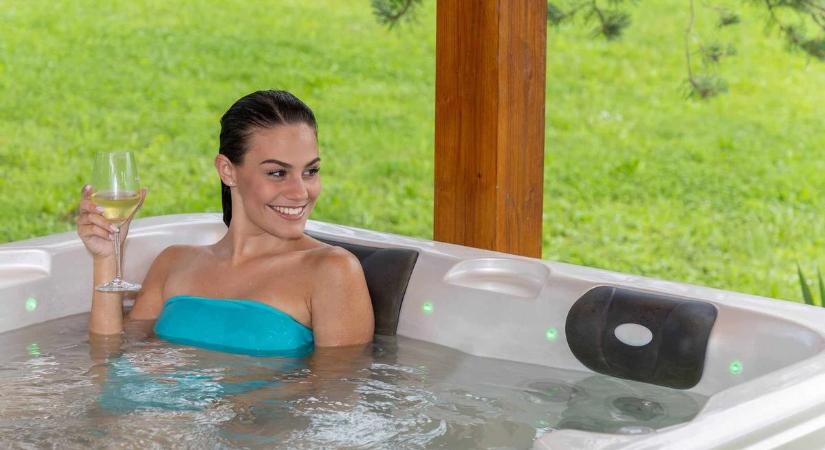 Tótpeti Lili jakuzziban lazít a szép zalai környezetben (fotó)