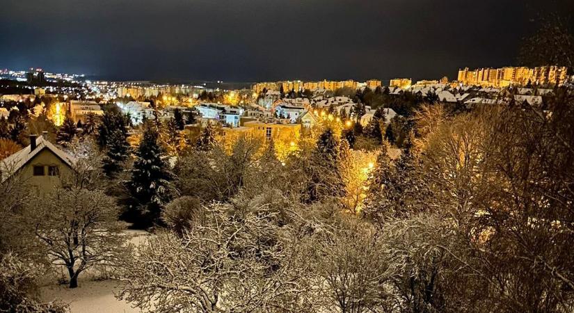 Az ország több pontjára is megérkezett a havazás, fehér lepelbe öltözött a táj