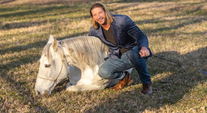 „Nem sportautóban, vagy luxuslakásban mérjük az igazi értéket” – Pintér Tenya családja örökségéről