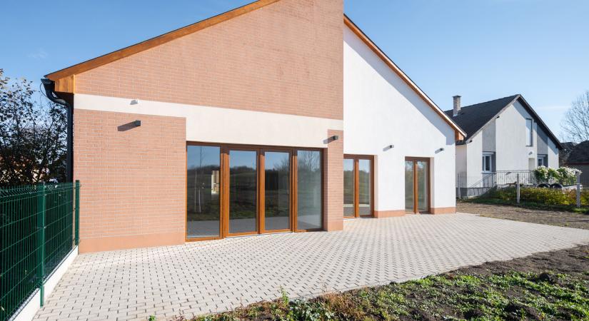 Cemix megoldásokkal készült téglamintás felületek teszik különlegessé az etei óvoda megjelenését