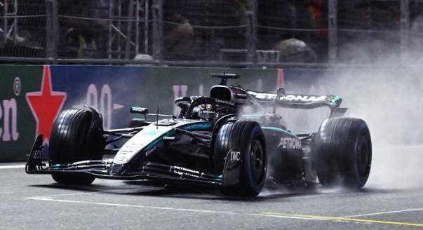 Kormányprobléma fosztotta meg a pole-esélytől Russellt