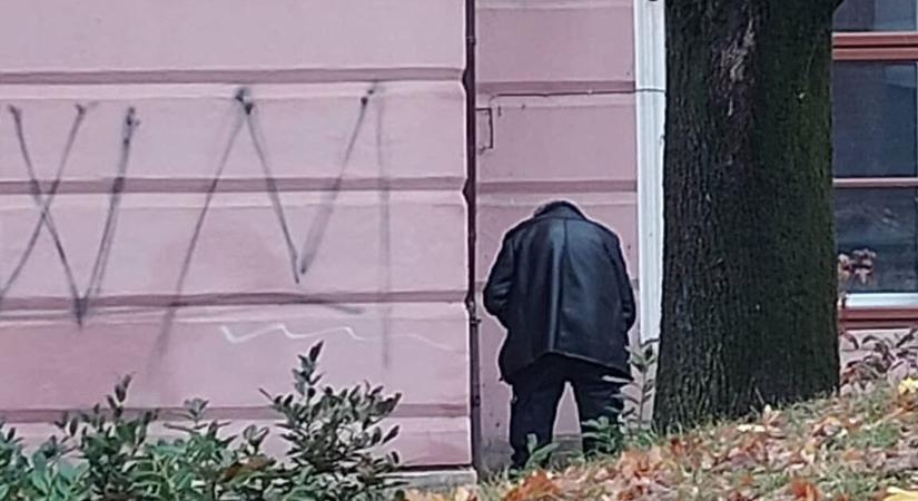 Felháborító! Egyesek minden nap a zeneiskola falánál végzik a dolgukat