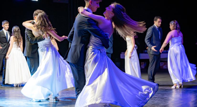 Gólyabál Győrben: együtt ropta elsős és öregdiák