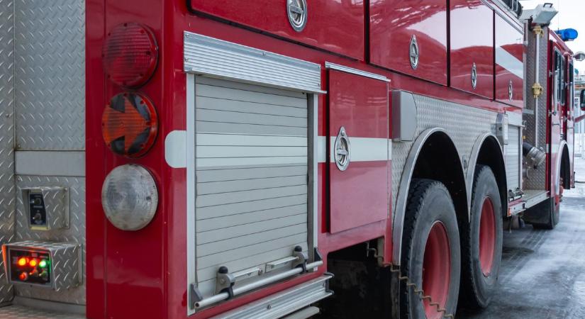 Felborult egy autó a vasúti átjáróban, szünetel a vasúti forgalom