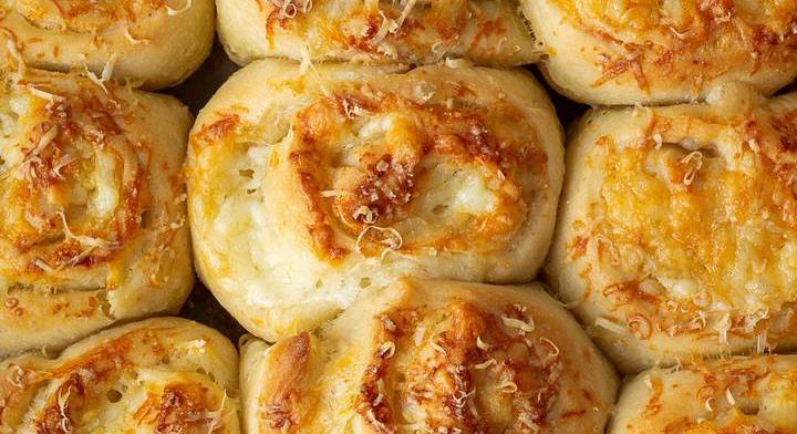 Foszlós sajtos csiga: omlós, illatos sós kelt tészta