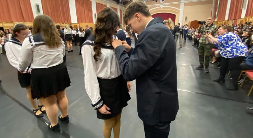 Tolnán feltűzték a szalagot, egy lendületes évfolyam készül búcsút venni a gimnáziumi évektől (galéria és videó)