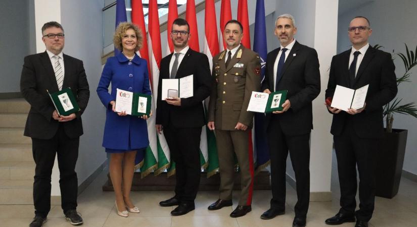 Honvédelem és tudomány: magas rangú kitüntetéseket vehettek át a Széchenyi István Egyetem munkatársai