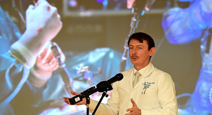 Robot asszisztált a műtéthez, a gerincdaganatos férfi már járni tud