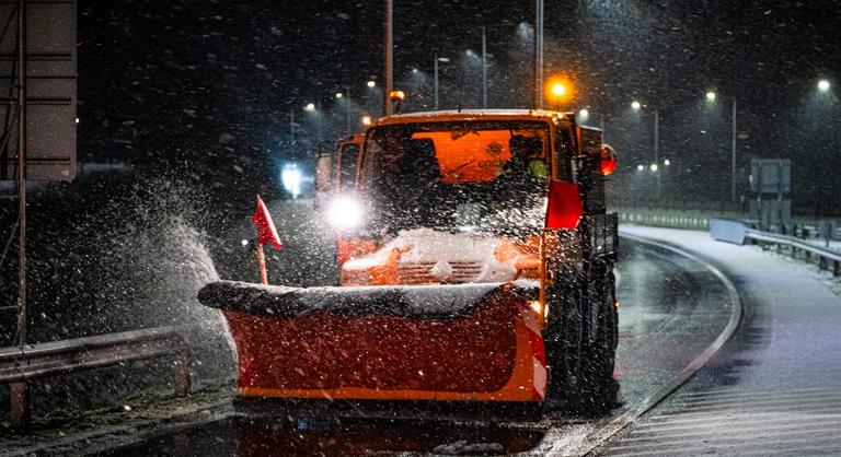 Több száz speciális járművet állítottak készenlétbe a havazás miatt
