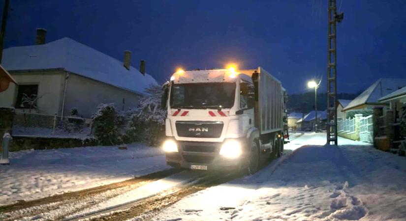 Hó fogadta a GYHG kukásautóit Cseszneken