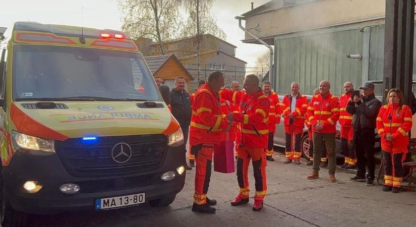 Többszázezer balesetmentes kilométer után leteszi a lantot a mentősök sofőrje
