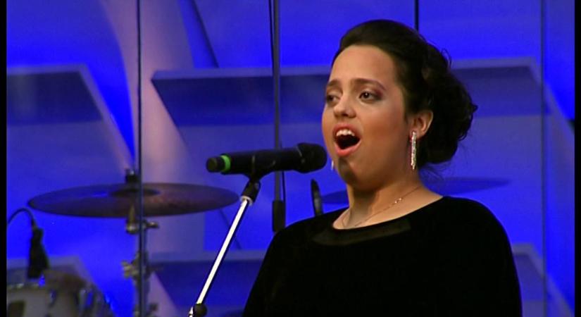 Ádám Ottó unokája, Ádám Eszter koncertezik a Madách Színházban